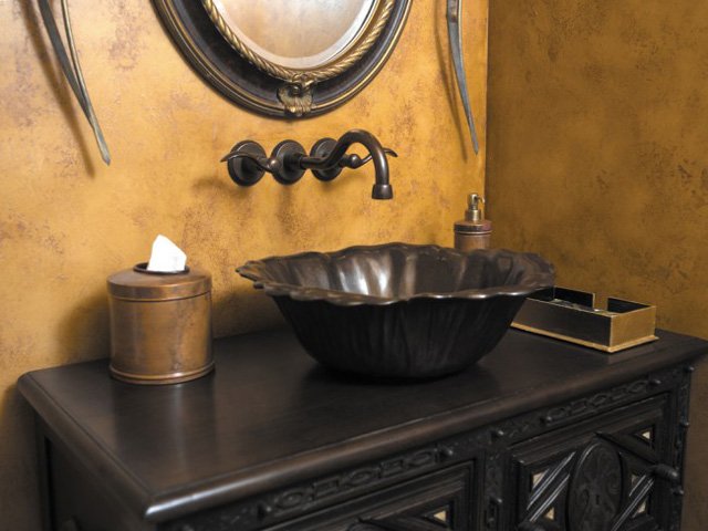 Mẫu chậu rửa mặt động kết hợp cùng bàn gỗ, gương và vòi đồng giúp mang đến cảm giác cổ xưa