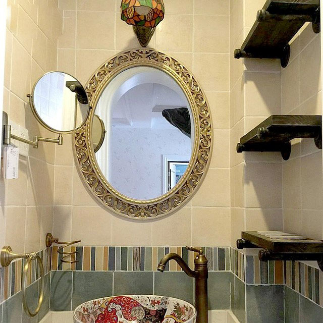 Gương treo tường dành cho phòng tắm thiết kế theo phong cách châu Âu giúp không gian sang trọng, đẳng cấp hơn