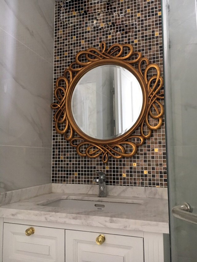 Mặt gương hình tròn, bên ngoài được trang trí bởi khung có hoa văn phong cách cổ điển. Khung gương được làm từ gỗ với lớp sơn PU vàng bên ngoài giúp thiết bị có độ bền cao và tăng thêm tính sang trọng