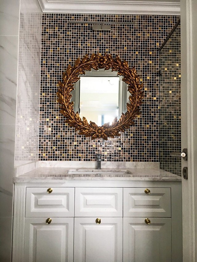Gương treo tường nhà tắm Eros cao cấp được thiết kế theo phong cách tân cổ điển. Gam màu vàng đồng chủ đạo mang lại vẻ đẹp sang trọng, cuốn hút