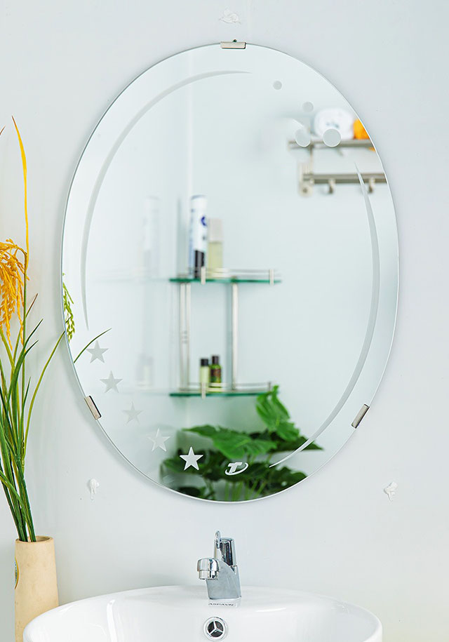 Gương nhà tắm hình oval kiểu dáng thanh thoát, mềm mại, phù hợp với nhiều không gian nhà tắm khác nhau. Chất liệu kính ceramic có khả năng chịu lực, chống trầy xước vô cùng hiệu quả. Bề mặt gương có độ sáng bóng cao, dễ lau chùi, vệ sinh.