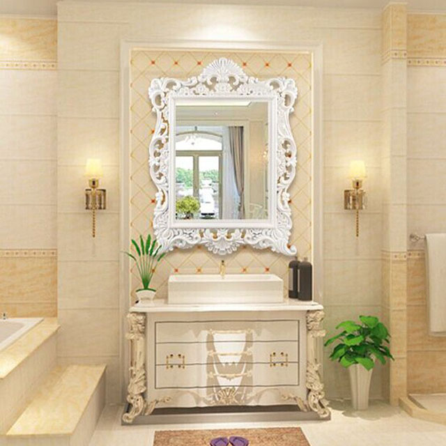 Gương nhà tắm kết hợp với tủ chậu vô cùng sang trọng. Phong cách tân cổ điển được thể hiện rõ ở từng đường nét, họa tiết và khung trang trí của gương