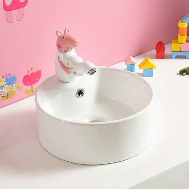 Chậu rửa mặt trẻ em có kích thước nhỏ gọn, phần vòi lavabo được thiết kế vô cùng ngộ nghĩnh, đáng yêu
