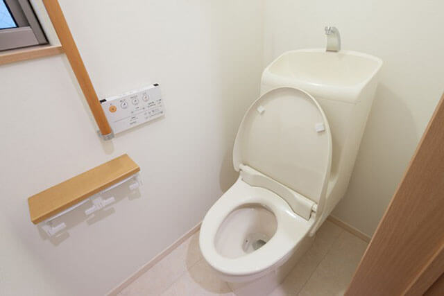 bệt vệ sinh có vòi rửa giúp tiết kiệm nước
