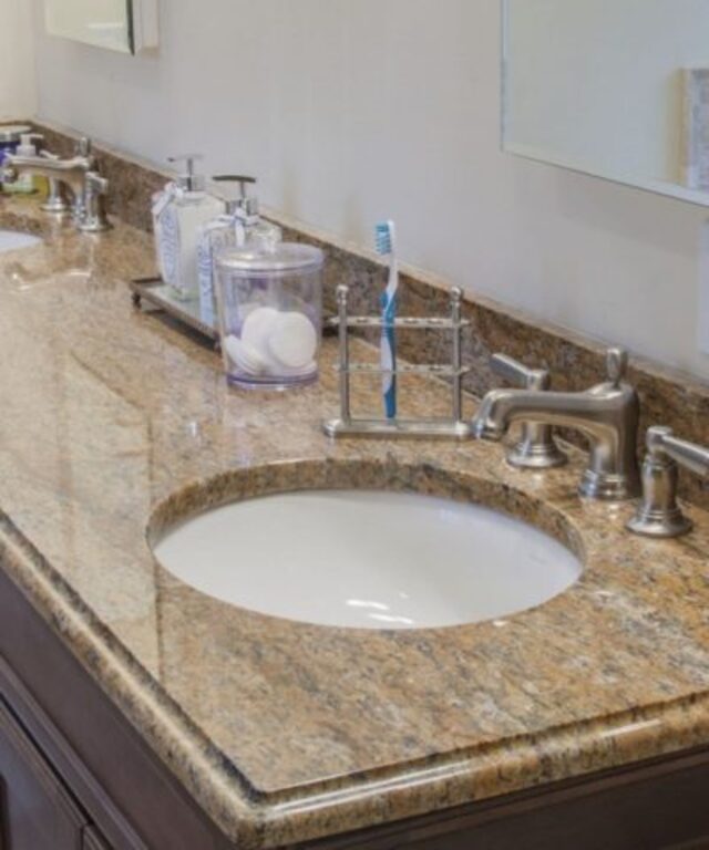 Lavabo âm bàn kết hợp với mặt bàn đá marble tự nhiên mang lại vẻ đẹp sang trọng, tinh tế cho phòng tắm.