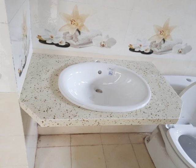 Mẫu lavabo bàn đá tự nhiên âm bàn tối ưu diện tích cho nhà tắm.
