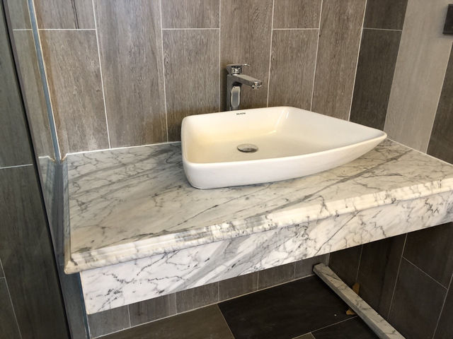 Mẫu lavabo bàn đá độc đáo, phá cách rất được ưa chuộng trong những không gian phòng tắm hiện đại.