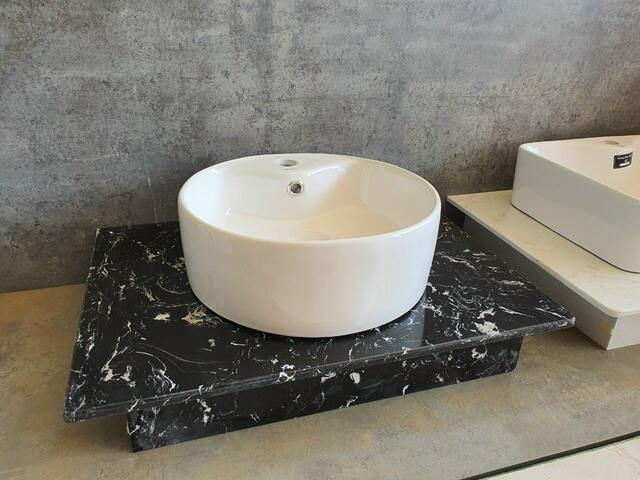 Mẫu bàn đá lavabo được làm từ đá granite mang lại cho không gian vẻ đẹp ấn tượng, sang trọng, đẳng cấp.
