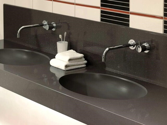 Mẫu lavabo bàn đá âm bàn thường được sử dụng trong nhà hàng, khách sạn, nơi công cộng.