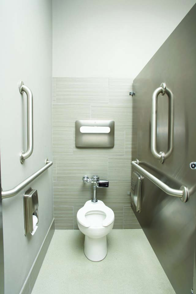 Mẫu nhà vệ sinh sử dụng bồn cầu âm tường trang bị bệt ngồi có chức nâng lên, hạ xuống giúp người cao tuổi sử dụng dễ dàng hơn.