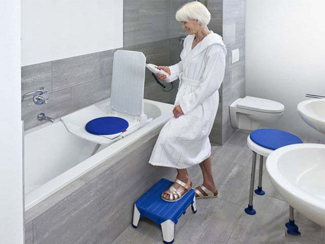 Với thiết kế phòng vệ sinh này, người cao tuổi có thể dễ dàng sử dụng và đảm bảo được sự an toàn. Bồn tắm với thiết kế ghế tựa riêng biệt. Vòi tắm tay gạt với 2 bên nóng – lạnh tiện lợi khi sử dụng.