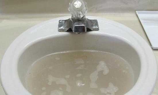 Bồn rửa mặt thoát nước chậm do bột xà phòng